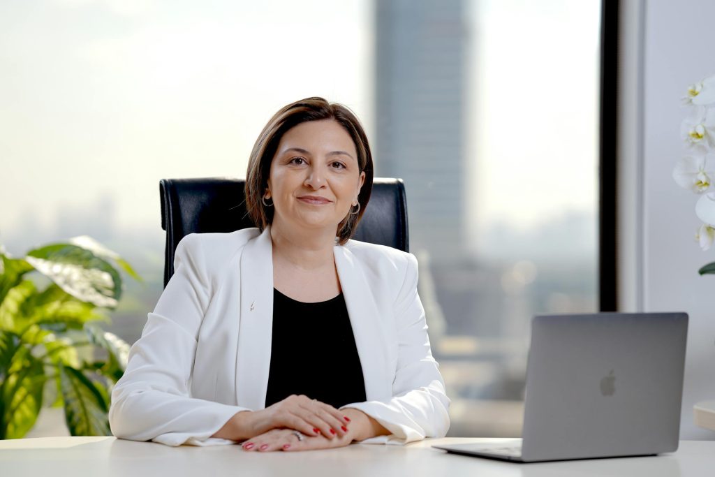 Exploring Lucrative Job Prospects with Leading Corporations: DP World, ADNOC, and Emaar Properties - Melhores oportunidades de emprego nos Emirados Árabes