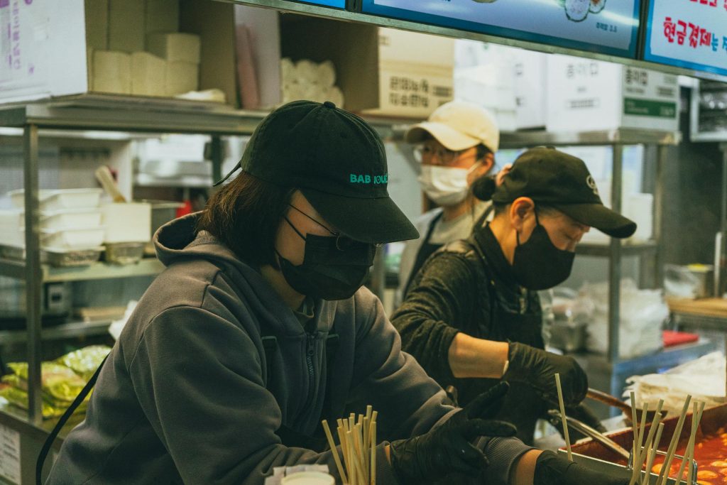 Navigating the Italian Job Market: Opportunities with Industry Giants like ENI, Enel, and Luxottica - Melhores oportunidades de emprego na Itália